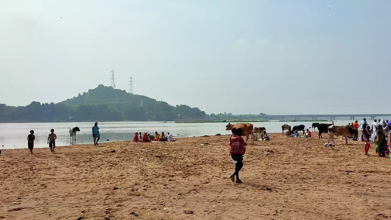 The sandy bed of the Falgu river at Gaya